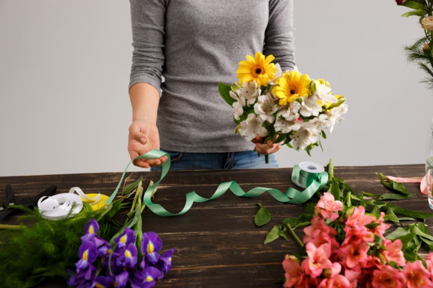 Atelier pratique montrant diverses compositions florales réalisées par les apprenants
