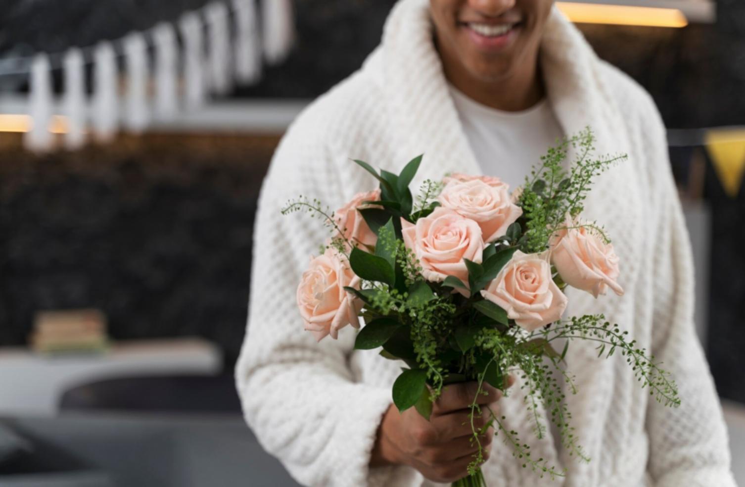 Espace de travail organisé pour l'assemblage floral avec outils et matériaux