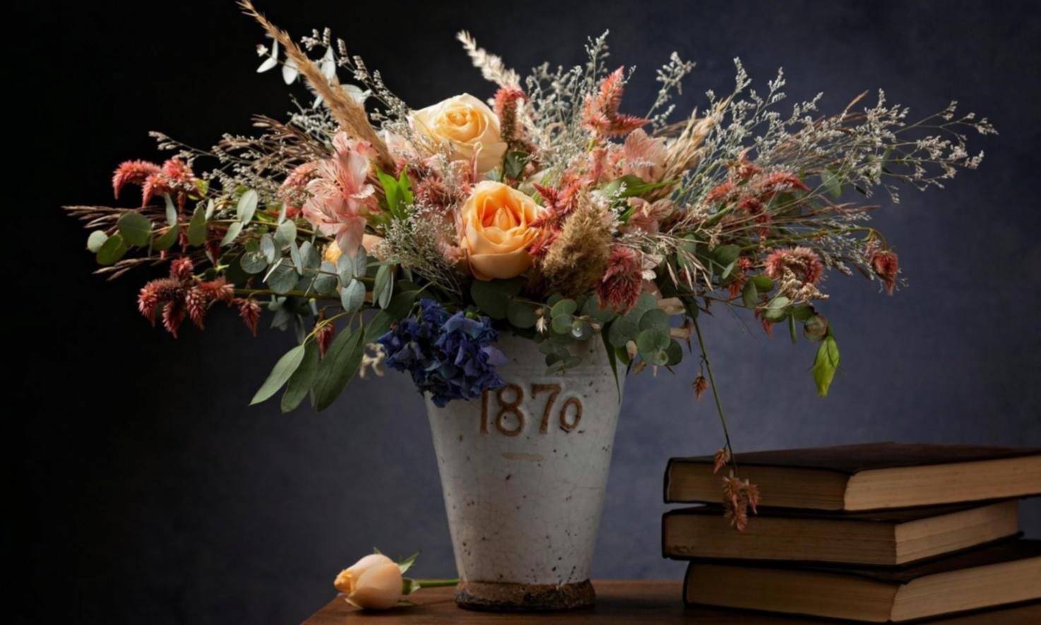 Démonstration pratique des techniques d'assemblage floral avec différentes textures végétales